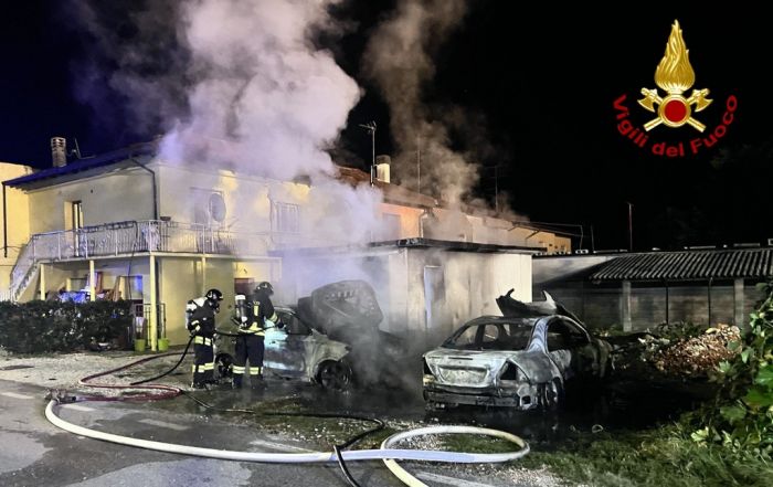 Fvg, due auto prendono fuoco nella notte: ignoti i motivi 