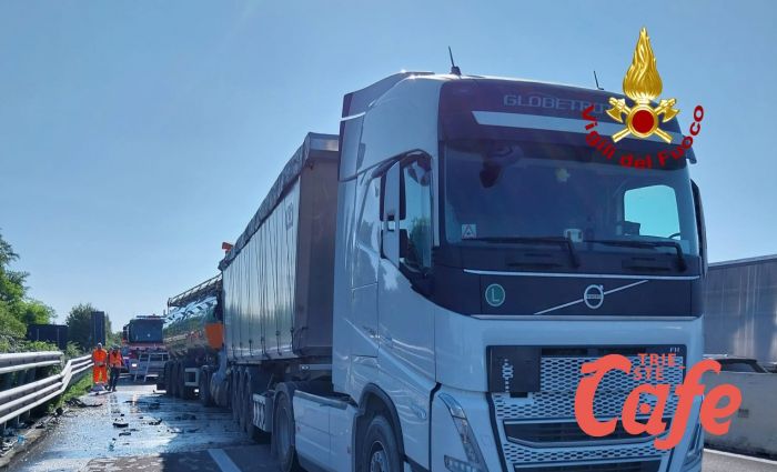 A4 direzione Trieste, scontro tra mezzi pesanti: camionista incastrato nel mezzo 