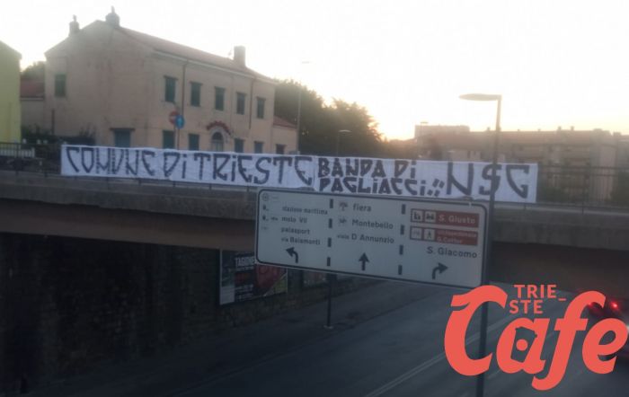 Disastro campo al Rocco, maxi striscione degli ultras contro il Comune: 'Banda di pagliacci'