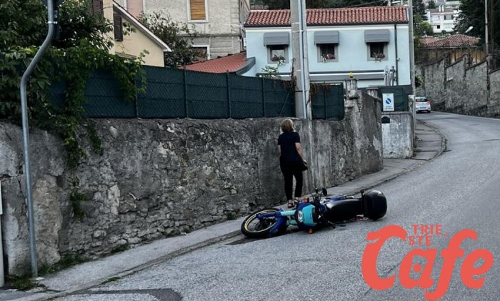 Via Damiano Chiesa, punto da un'ape perde il controllo della moto 