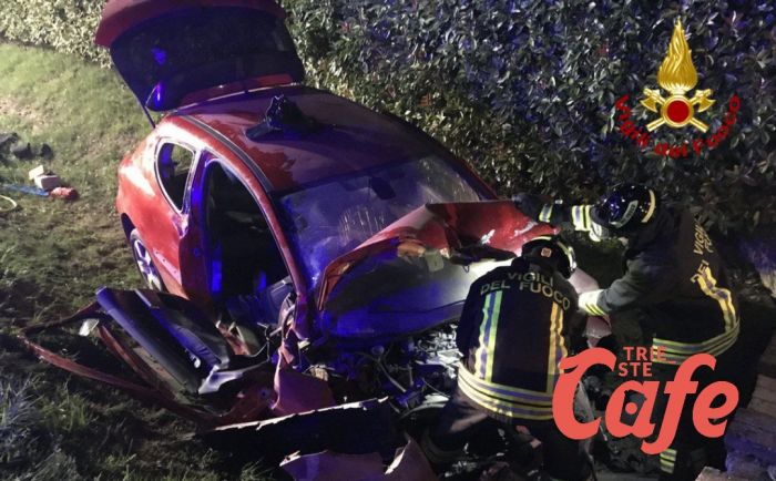 Fvg, perde il controllo dell'auto finendo in un fossato: coppia all'ospedale, lui grave elitrasportato a Cattinara 