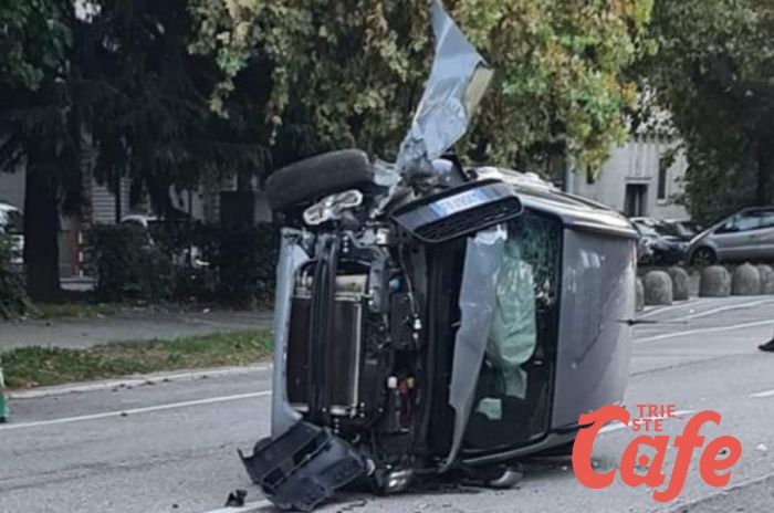 Barcola, perde il controllo dell'auto finendo contro auto in sosta: 4 feriti, uno grave in codice rosso (FOTO) 