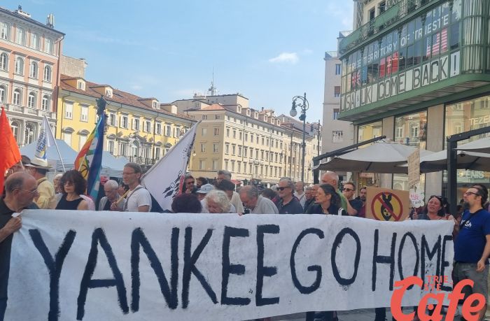 "No alla portaerei nel Golfo di Trieste portatrice di morte", un centinaio alla protesta di questa mattina (VIDEO)