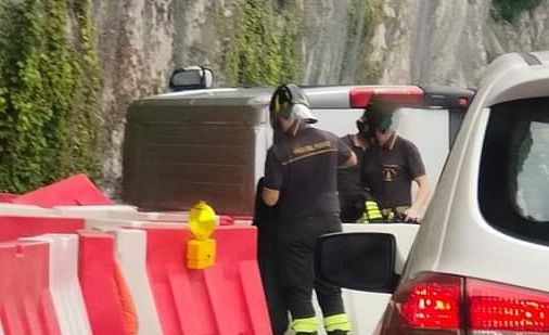 Costiera, perde il controllo del furgone, si ribalta e finisce a Cattinara 