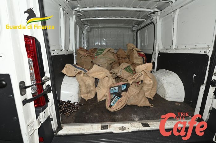 Maxi operazione della Finanza di Trieste, sequestrati 700 kg di cocaina: agenti sotto copertura (FOTO) 