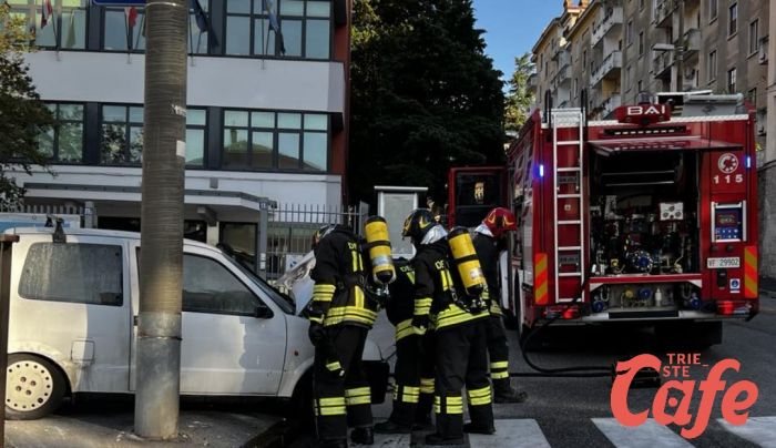 Strada per Longera, auto in fiamme 