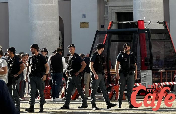 Cabinovia in piazza della Borsa presidiata da polizia e polizia locale 