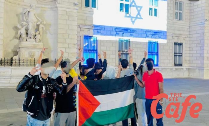 Ancora tensione in piazza Unità, dito medio di Filo-palestinesi verso la bandiera di Israele