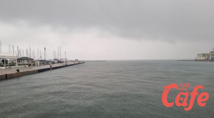 Maltempo a Trieste, pioggia battente e tristezza diffusa (VIDEO) 