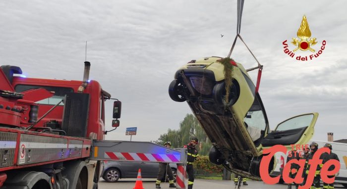 Auto finisce nel canale a Jesolo e affonda, in salvo la conducente (FOTO) 