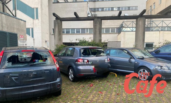 Vetri infranti e portiere rotte, vandali in azione nella notte nel parcheggio dell'ospedale di Cattinara