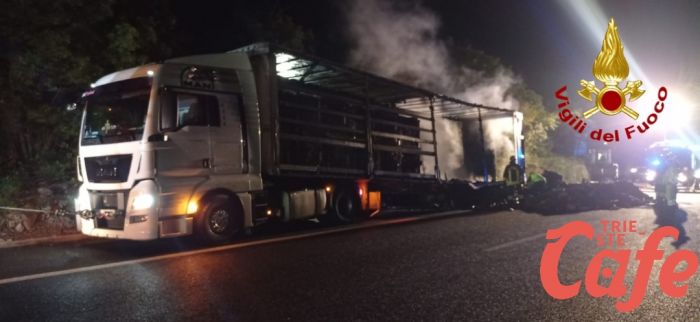 Raccordo autostradale, incendio ad un camion trasportante legna: conducente a Cattinara 