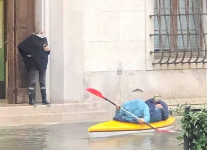 Acqua alta a Muggia..e c'è chi gira in centro in canoa! 