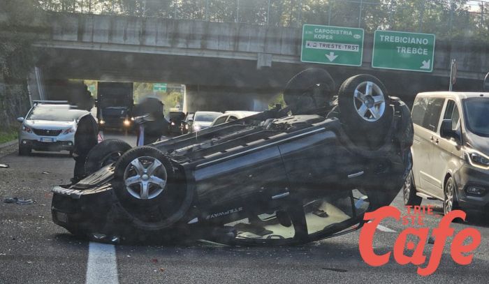 Auto cappottata sul raccordo autostradale altezza Prosecco, traffico in tilt 