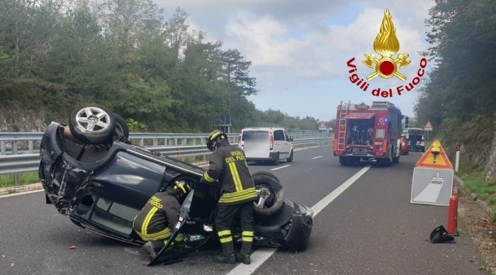 Raccordo autostradale altezza Duino, perde il controllo dell'auto, si Cappotta e finisce all'ospedale 