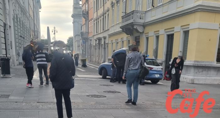 Caos in  via Cassa di Risparmio/San Nicolò, lo tocca involontariamente: si arrabbia e lo aggredisce