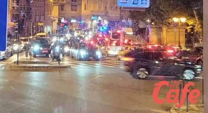 Scontro tra due scooter in piazza Garibaldi traffico in tilt: coppia di conducenti all'ospedale 