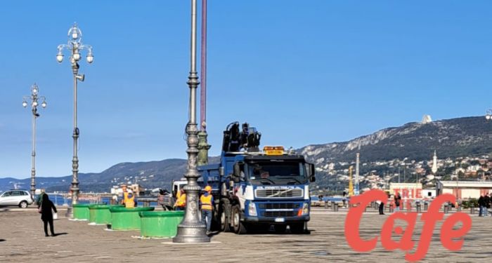 A Trieste ci si prepara al Natale, al via l'installazione delle basi degli alberi di Natale 