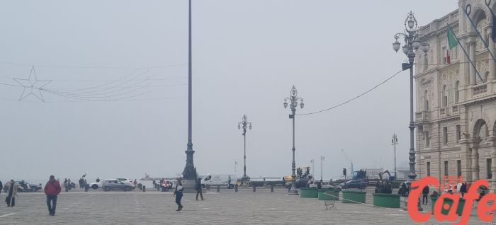 Sempre più Natale a Trieste, in corso di allestimento le favolose luminarie in piazza Unità