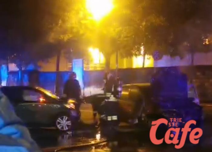 Viale Miramare, scontro tra due auto: una prende fuoco, fumo in tutta la zona (VIDEO) 