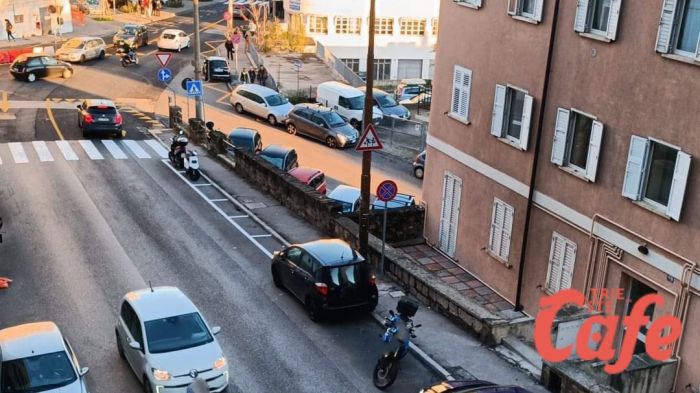 Largo Pestalozzi, nuovi stalli per scooter: ma scooteristi continuano a parcheggiare dove vogliono 