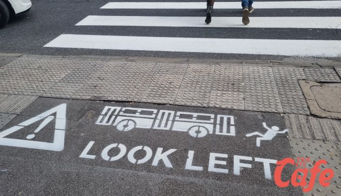 Via Carducci, curioso (e utile) indicazione a terra di attenzione per i pedoni: "Attento ai bus in arrivo" 