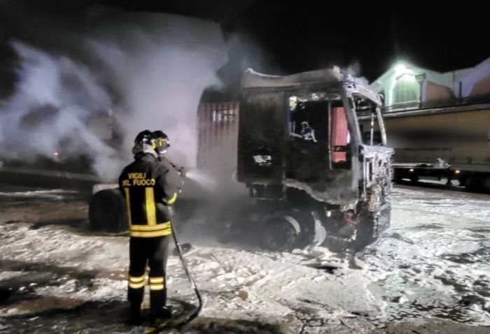 Porto Nuovo, camion prende fuoco all'alba: sul posto i Vigili del fuoco 