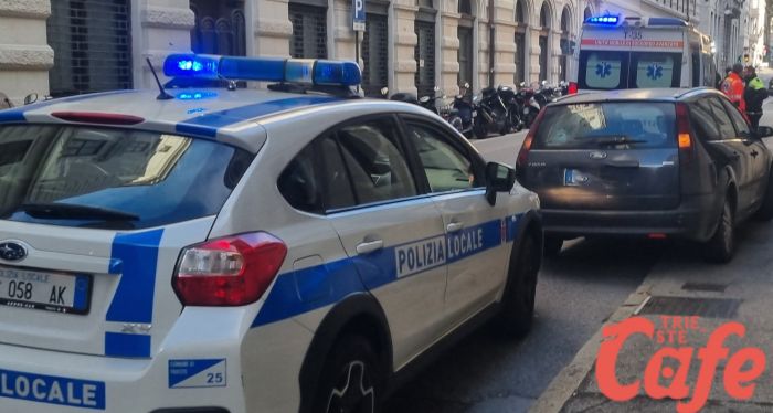 Investimento in via Filzi, Ford Focus manda una 90enne all'ospedale