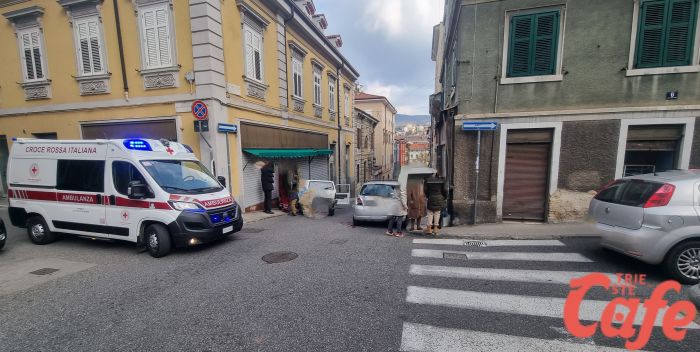 Via della Guardia/Caprin; mancata precedenza: 3 auto coinvolte, in 2 all'ospedale 