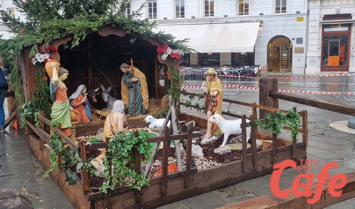 Sempre più Natale in piazza Unità, allestito anche l'amato Presepe! 
