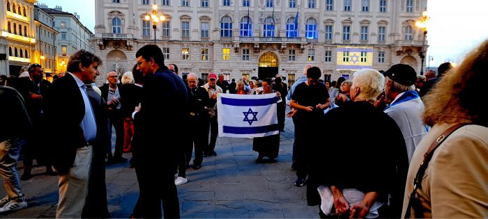 In piazza Unità presidio a favore del popolo di Isarele organizzato dall’associazione Italia-Israele (FOTO-VIDEO)