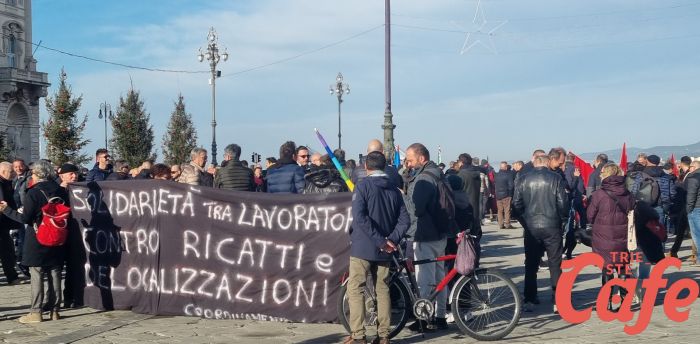 Trieste in piazza alla Vigilia di Natale per i lavoratori Wartsila per il rilancio e il futuro dell'industria (VIDEO)