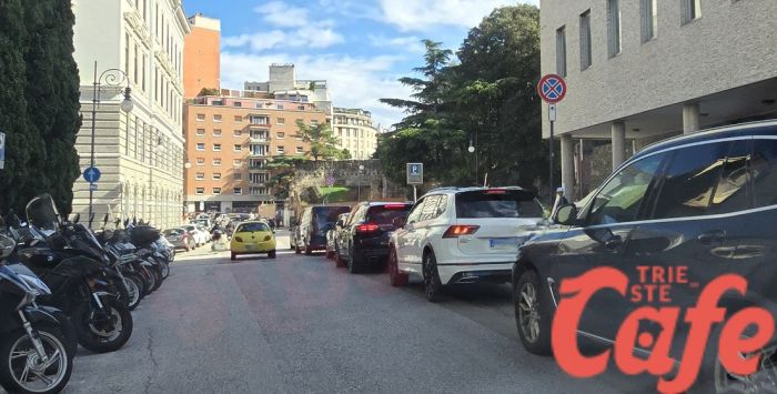 Proteste per il caos davanti al Park San Giusto: “Auto sul marciapiede, addetto mi ha intimato di scendere”