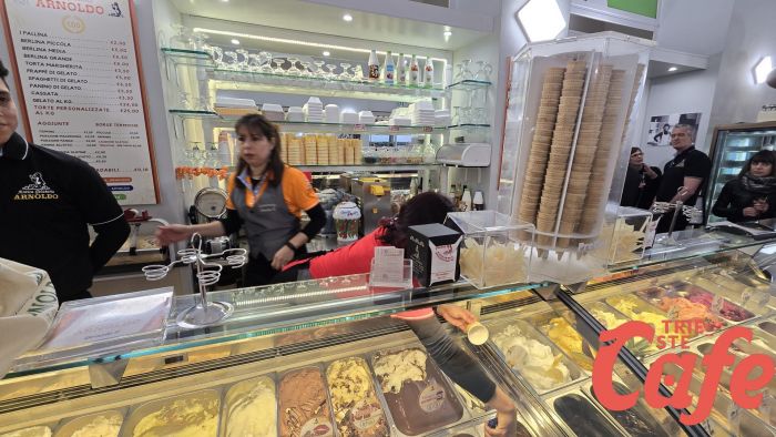 Arnoldo festeggia i 100 anni di attività con gelato gratis, Reunion di famiglia e.. Sindaco! (FOTO-VIDEO)