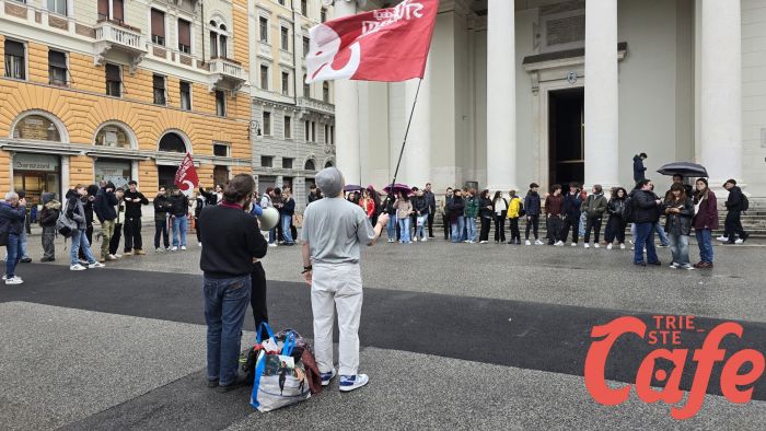 Rete studenti medi questa mattina in piazza a Trieste: 'Lottiamo contro le manganellate' (VIDEO)