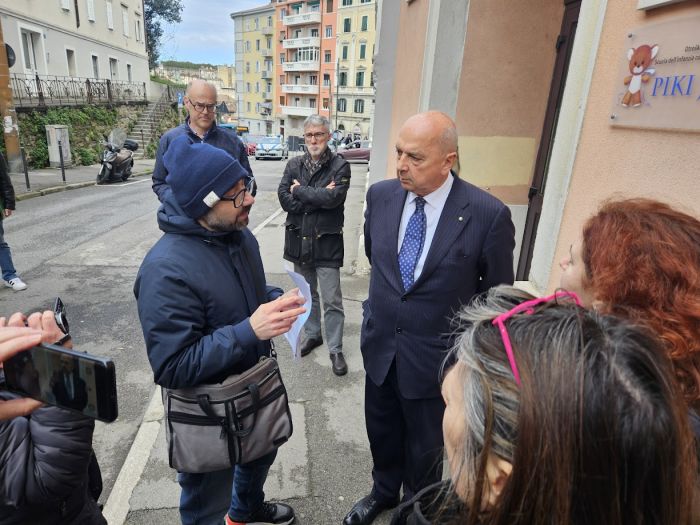 "Residente arrampicatosi sulla ruspa costringe Comune a rinviare demolizione dell’ex Pavan"