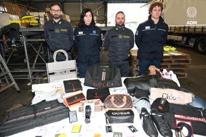 Sequestro record nel Porto di Trieste: 230.000 capi d’abbigliamento e accessori per 20 milioni di euro!  