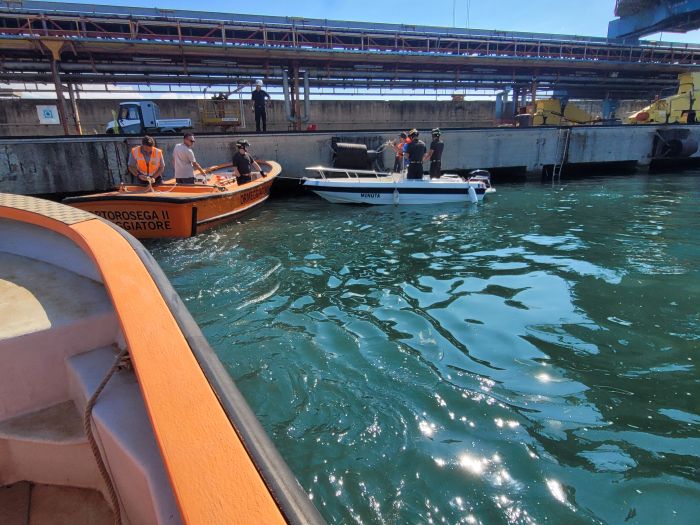 Incendio a bordo di un'imbarcazione: intervento tempestivo dei soccorsi