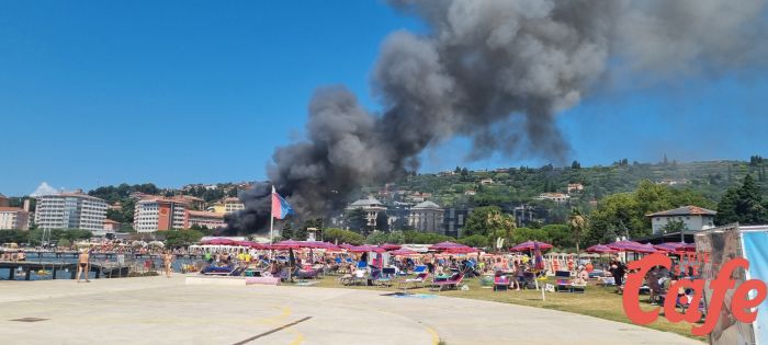 Incendio nel bar-discoteca Alaya a Portorose, colonna di fumo visibile da gran parte del lungomare (FOTO-VIDEO)