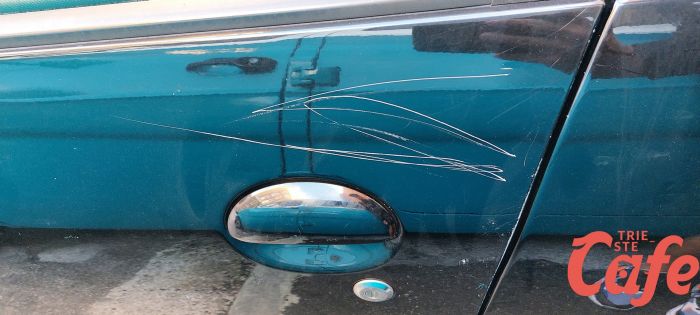 Vandalismo in via dei Moreri a Roiano: danni alle auto e atti intimidatori