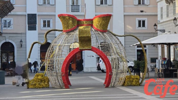 Piazza Verdi si illumina per Natale: installata una maxi decorazione a forma di pacco regalo