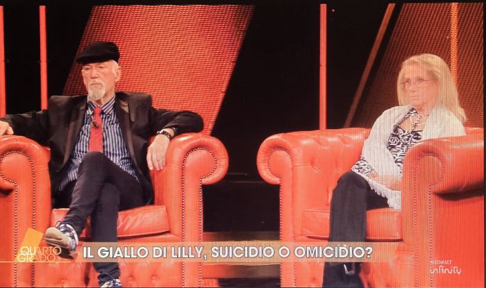 Seba sorprende a Quarto Grado, il cappello nero e le sneakers spiccano in studio