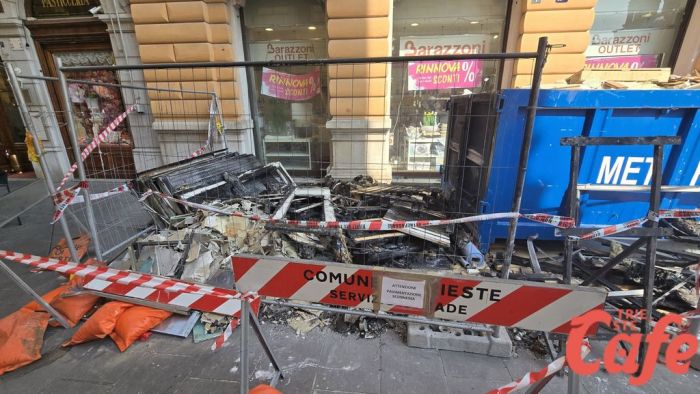 Piazza Sant’Antonio, ancora detriti carbonizzati dopo l’incendio: odore acre e disagi per i negozi (FOTO- VIDEO)