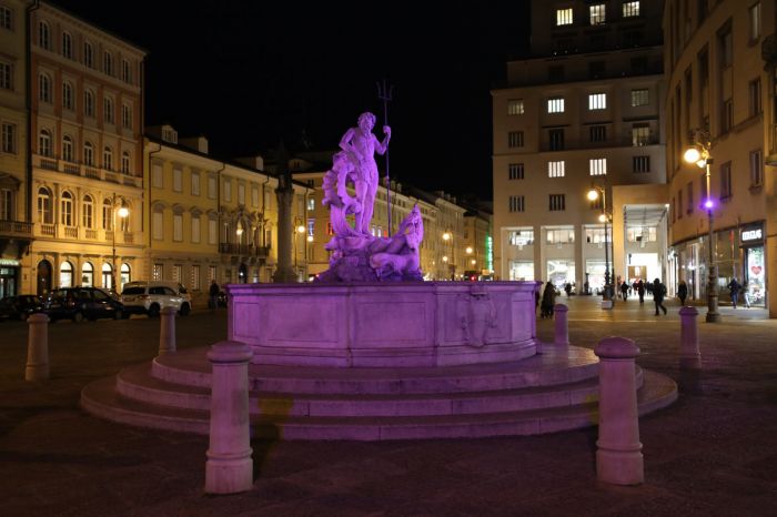 La fontana del Nettuno s'illumina di viola per le malattie infiammatorie croniche intestinali  