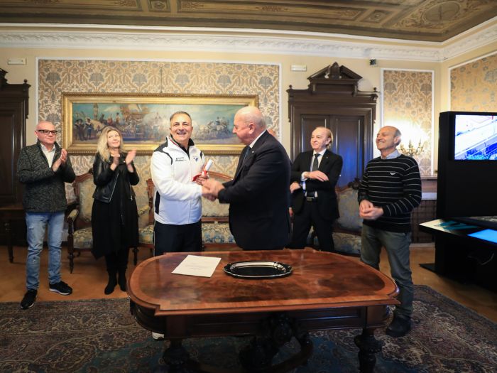 Il sindaco Dipiazza ha conferito il sigillo bronzeo al motociclista Aldo Amabile 