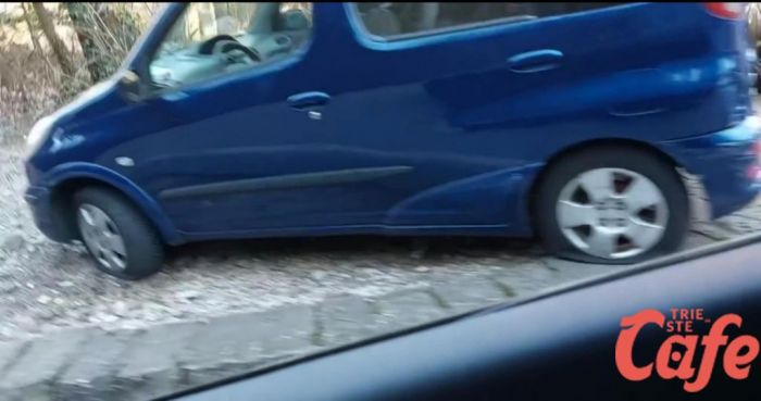 Raid vandalico in viale al Cacciatore: 29 auto danneggiate nella notte