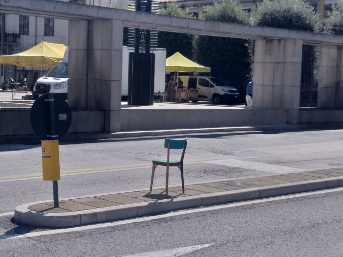 Piazza Goldoni diventa un salotto, manca solo la nonna col lavoro a maglia