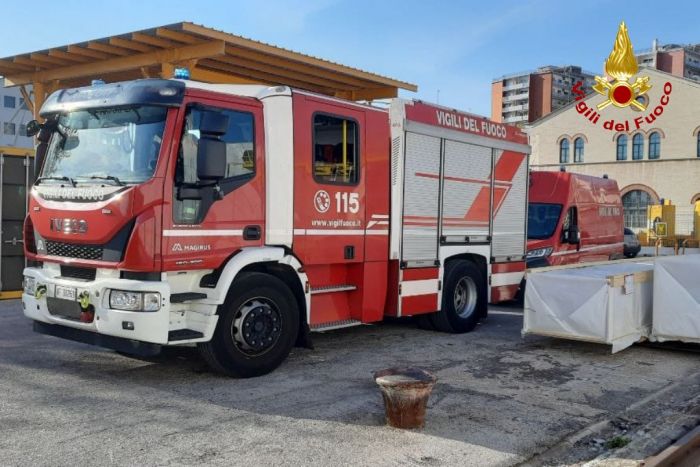 Incidente in cantiere al Porto Nuovo: Vigili del fuoco in azione per soccorrere un lavoratore