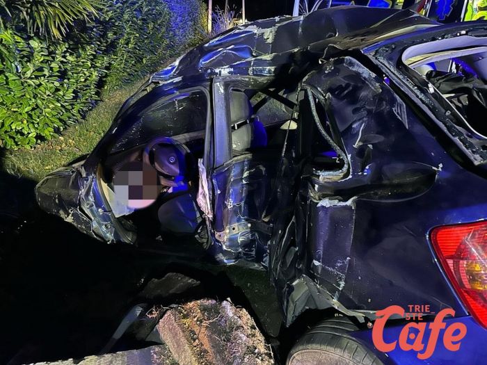 Fvg, auto finisce nel fossato bordo strada: conducente incastrato all'interno dell'abitacolo