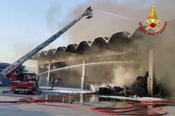 Incendio in un’azienda di riciclaggio a Povoletto: intervento dei Vigili del fuoco in corso